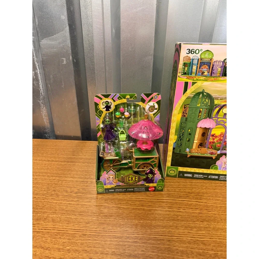 Wicked Movie Emerald City Shiz University Bedroom & Flower Cart Playset Lot